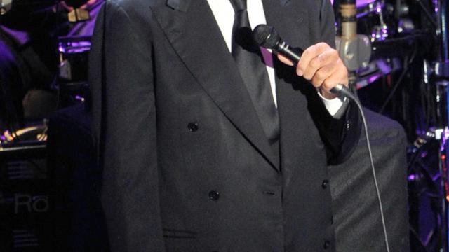 Julio Iglesias se acompaña de un taburete para sus conciertos.