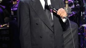 Julio Iglesias se acompaña de un taburete para sus conciertos.