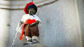 El Manneken Pis, una de las estatuas más famosas de Bruselas, vestido de pastorcillo alemán.