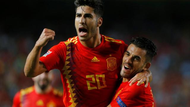 Asensio y Ceballos se abrazan tras un gol