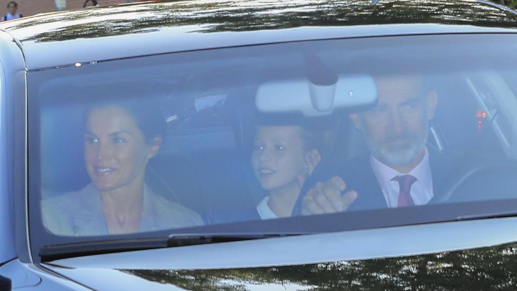 Los reyes junto a sus hijas en el vehículo.