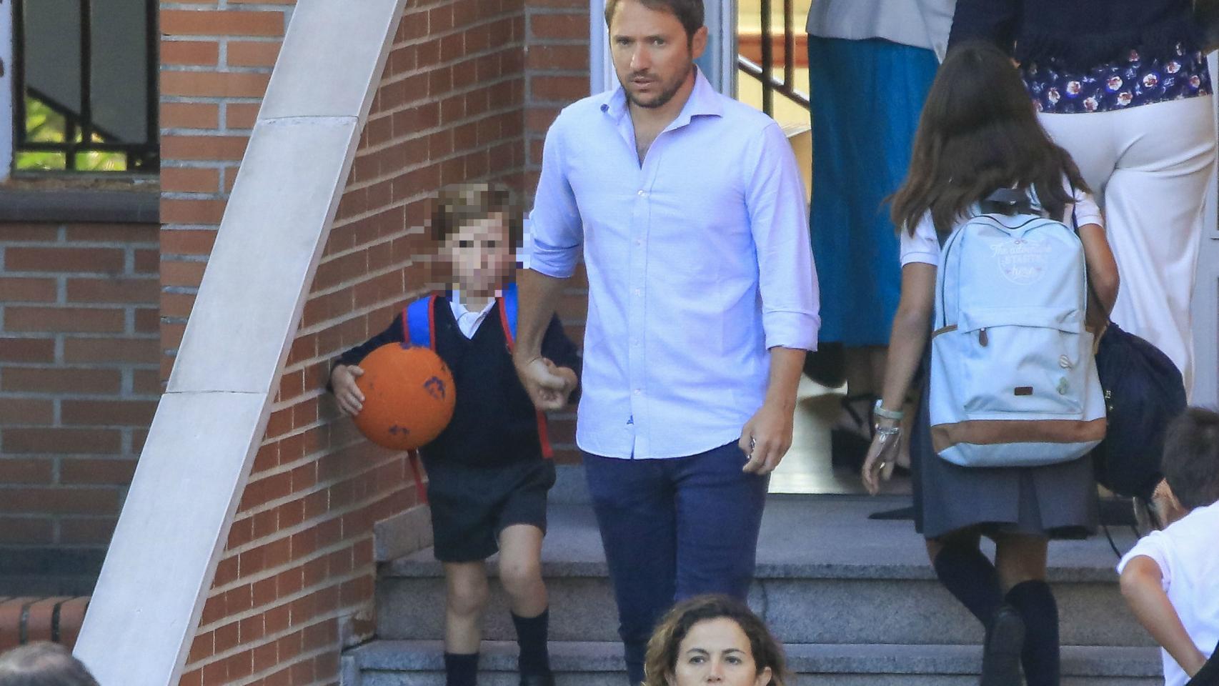 Manuel Martos y su hijo en la entrada del colegio.