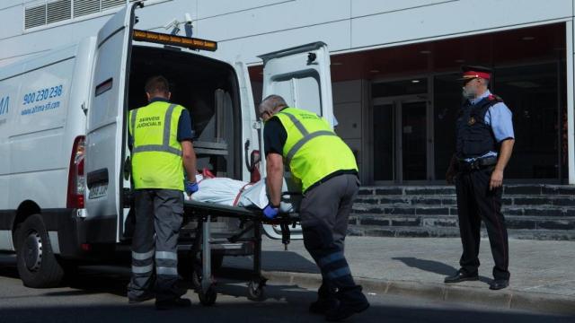 El cuerpo del atacante abatido en Cornellà de Llobregat (Barcelona).