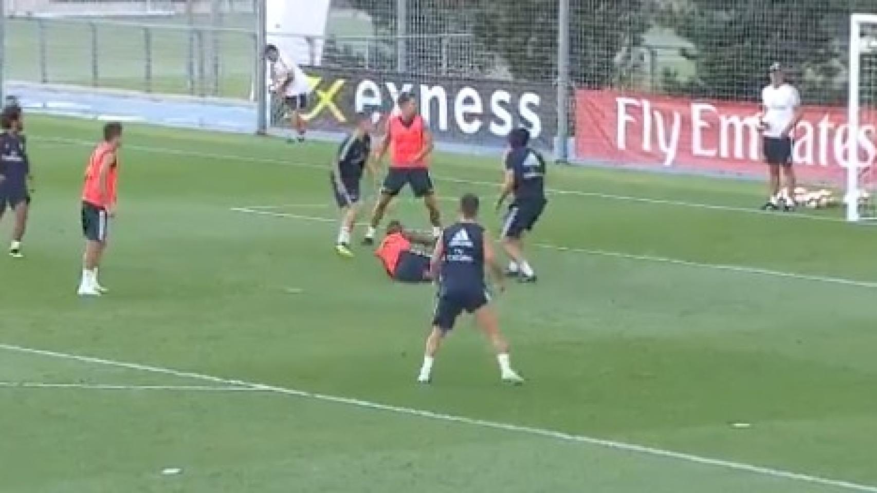 Vinicius se marca una chilena en el entrenamiento. Foto: Twitter (@realmadrid)