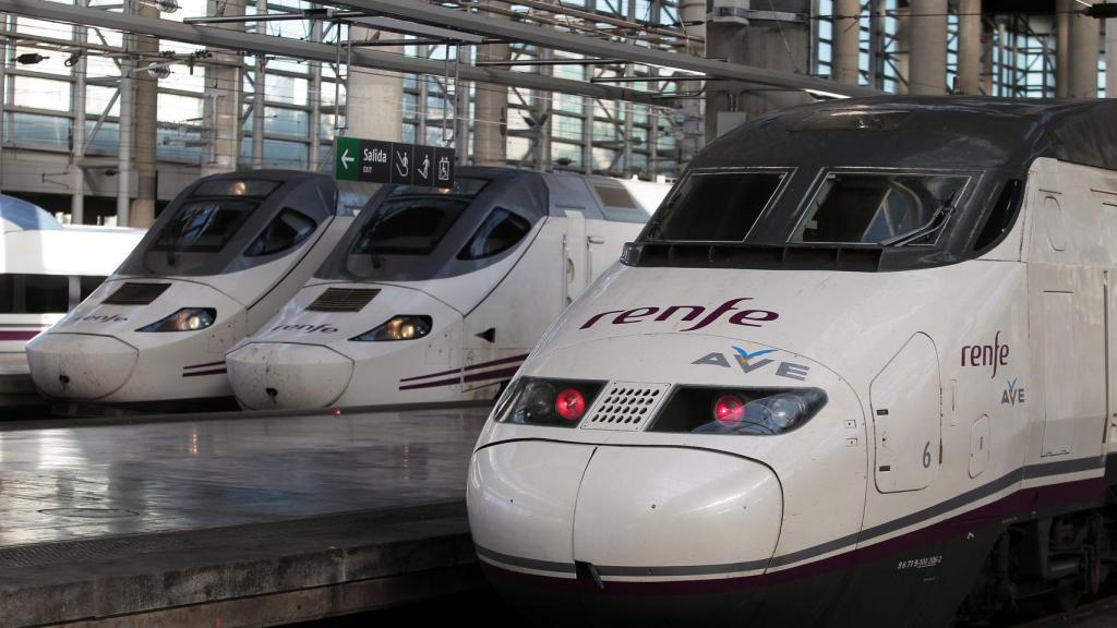 Trenes de alta velocidad en la estación de Atocha.