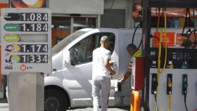 Dos personas en una gasolinera.