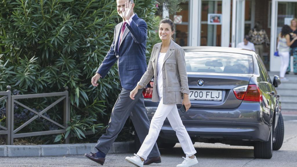 Letizia, con estilo 'sport', incluyendo 'sneakers'.