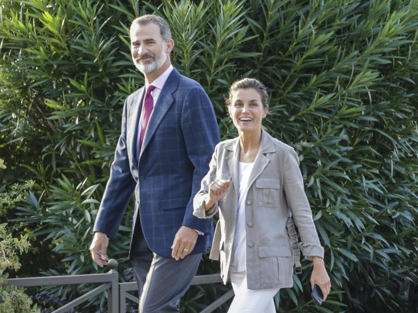 Letizia saluda mientras que con la otra mano sujeta su teléfono móvil.