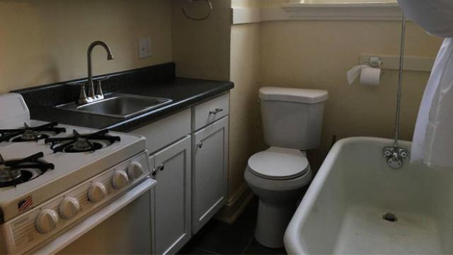 El curioso baño-cocina de este apartamento estadounidense.