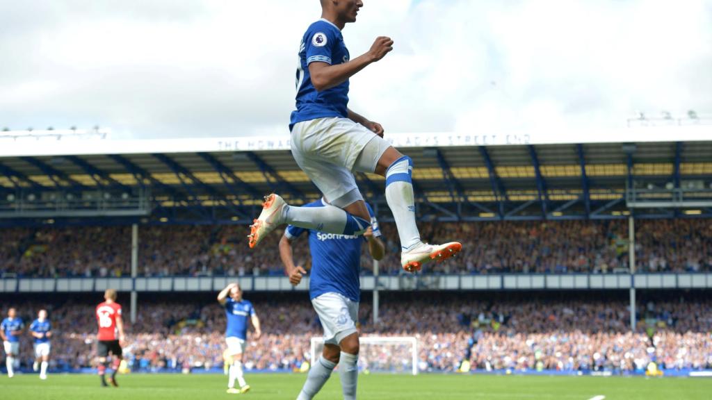 Richarlison celebra un tanto con el Everton