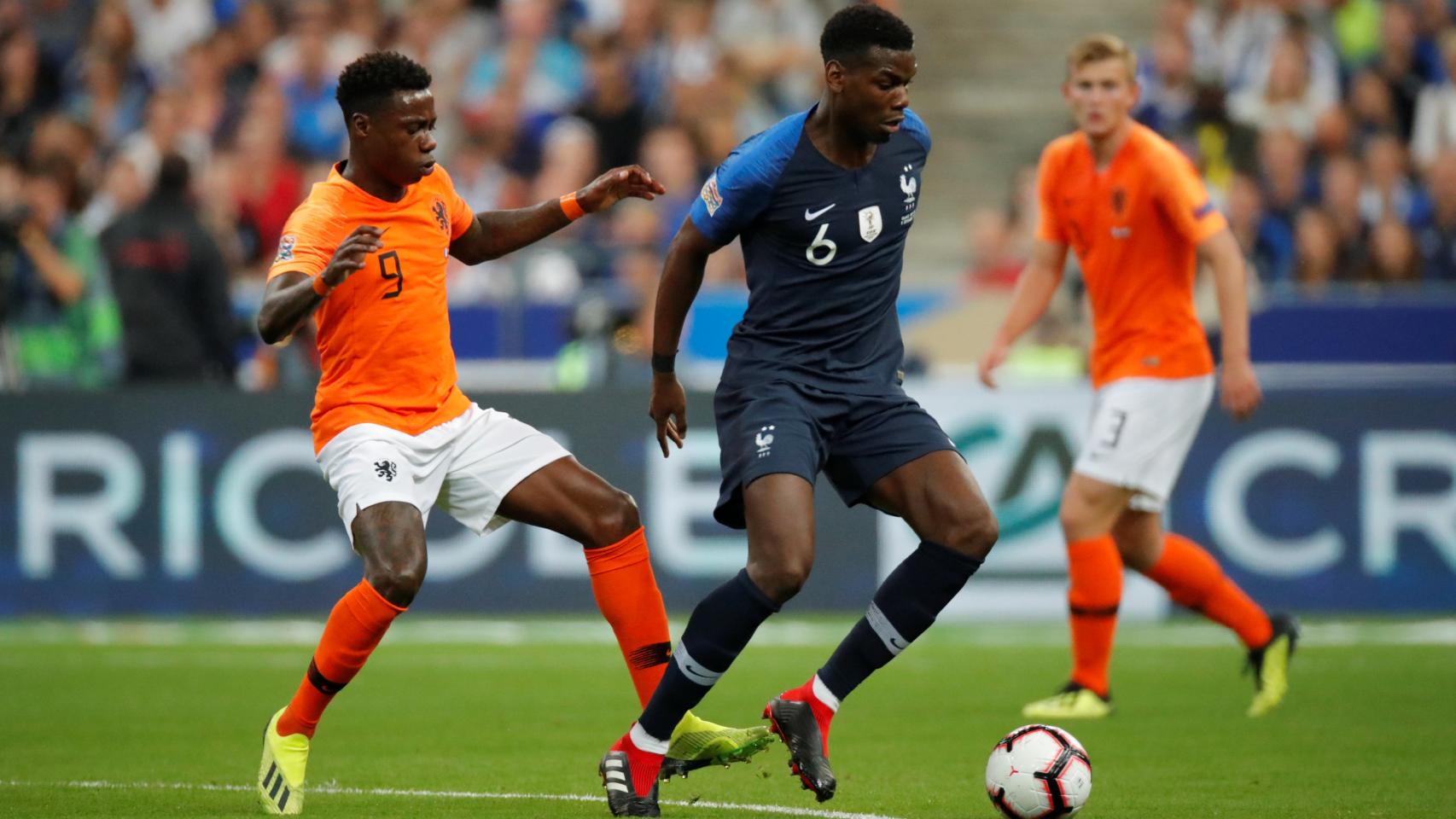 Pogba protege el balón ante la presión de Promes en el Francia - Holanda de la UEFA Nations League