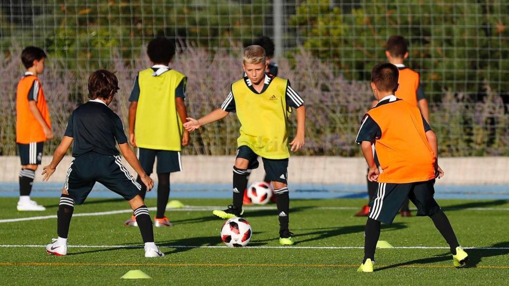 Unos benjamines entrenan en Valdebebas