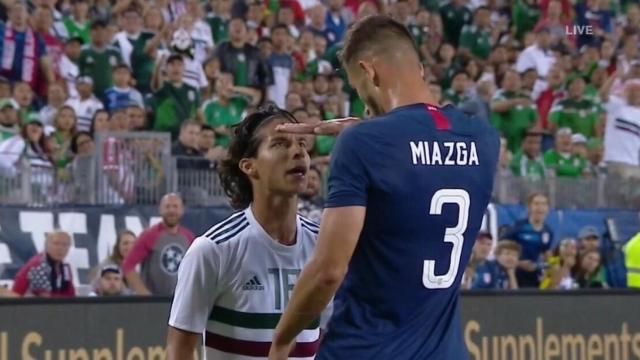 Miazga se burla de la estatura de Diego Lainez.