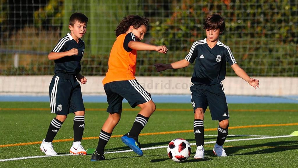 Varios benjamines luchan por un balón