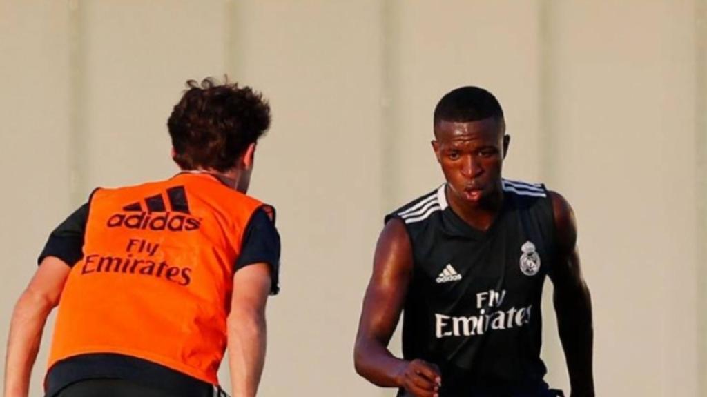 Vinicius ante Odriozola en un entrenamiento del Real Madrid