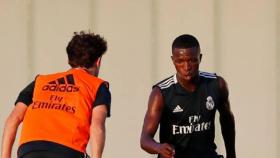 Vinicius ante Odriozola en un entrenamiento del Real Madrid