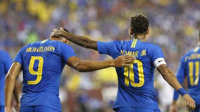 Neymar y Richarlison celebra un gol con Brasil