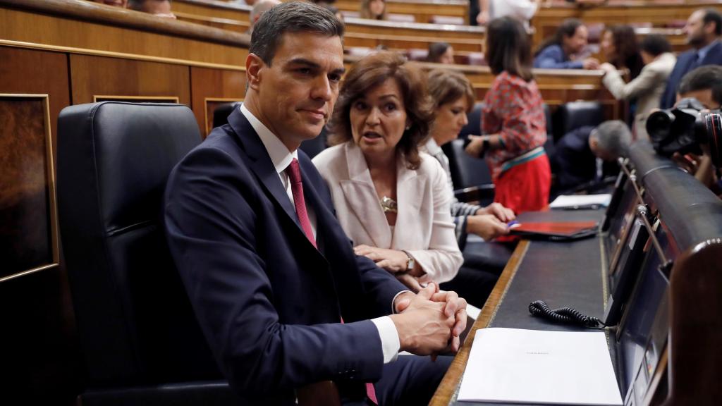 Pedro Sánchez, junto a la vicepresidenta, Carmen Calvo.