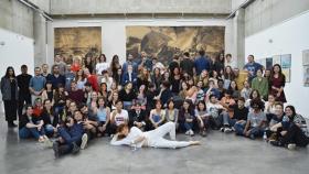 La polémica fotografía trucada por el centro para que la clase parezca más racial.