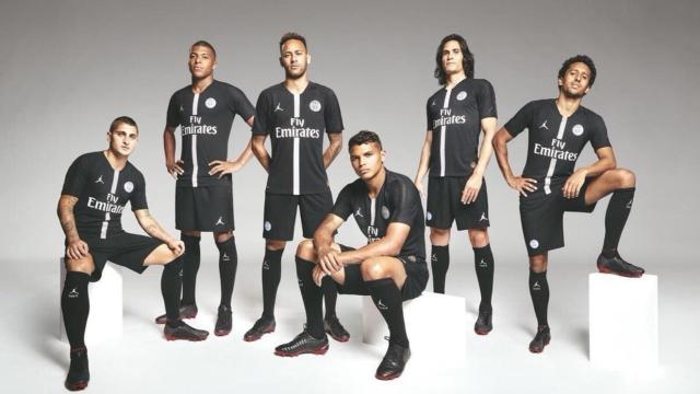 Jugadores del PSG presentando la camiseta. Foto: PSG.fr