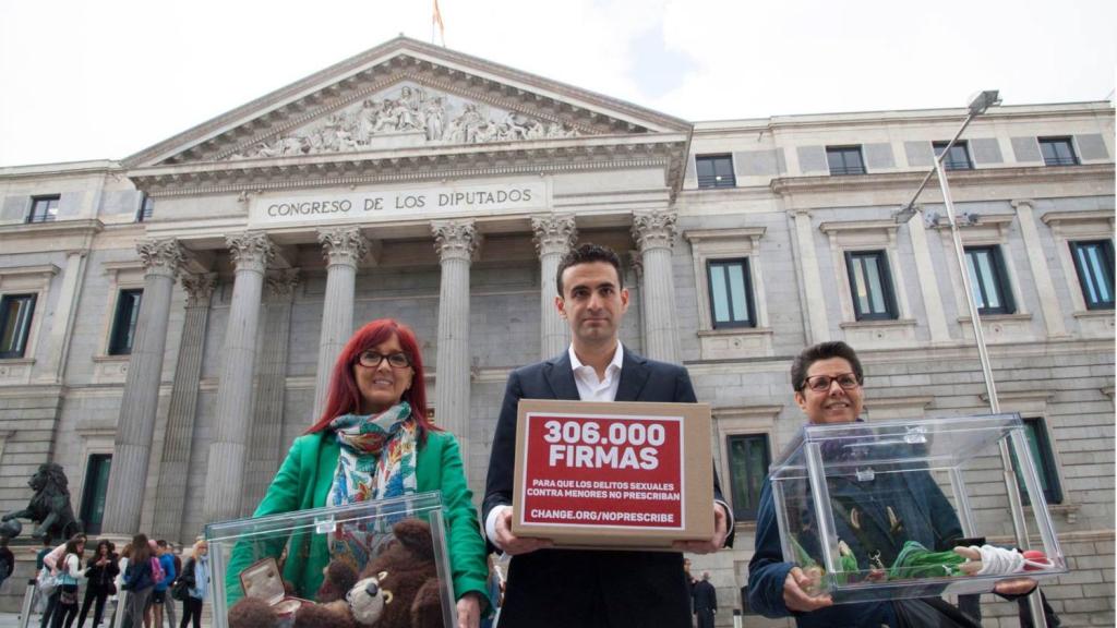 Miguel, llevando las firmas al Congreso.