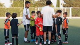 Juan Carlos Suárez y Alberto Borreguero, con el Prebenjamín del Real Madrid