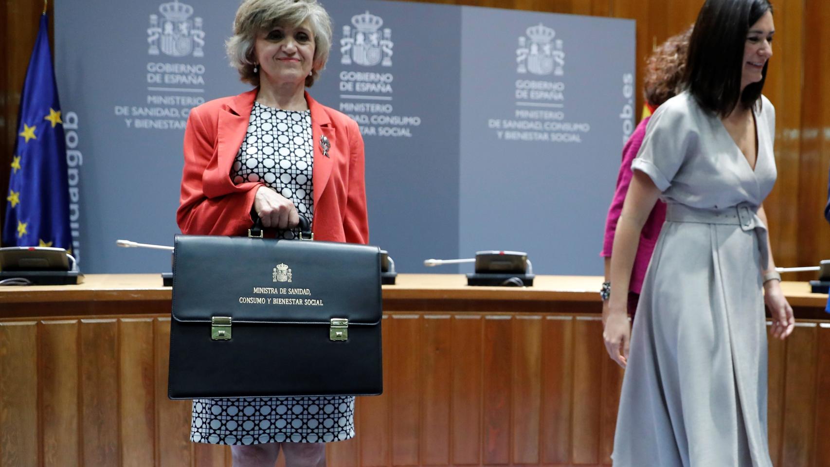 La nueva ministra de Sanidad,  María Luisa Carcedo, en su toma de posesión.