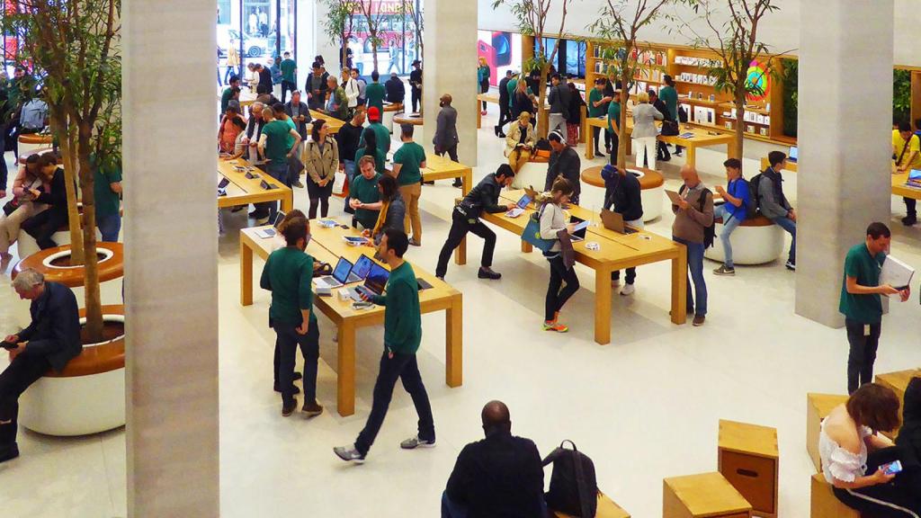 Vista del interior de la Apple Store de Regent Street en Londres.