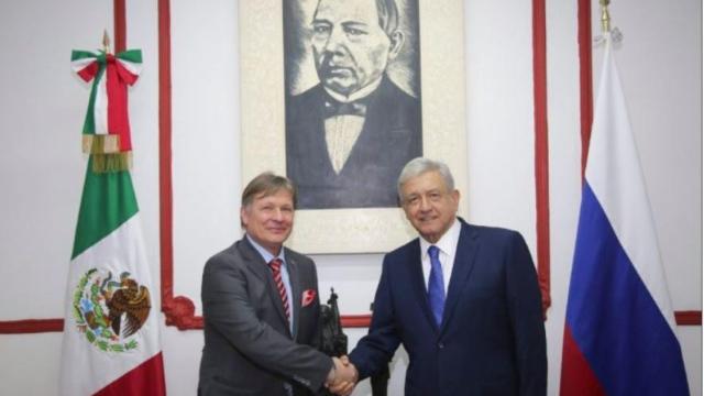 El presidente electo de México, Andrés Manuel López Obrador saluda al embajador ruso Viktor V. Koronelli.