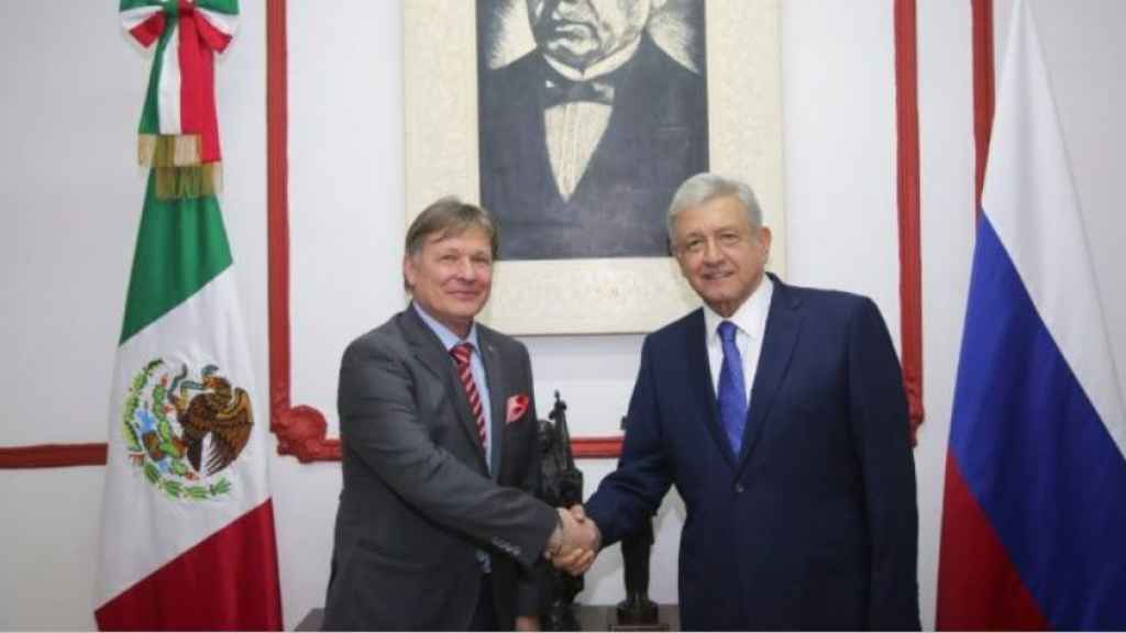 El presidente electo de México, Andrés Manuel López Obrador saluda al embajador ruso Viktor V. Koronelli.