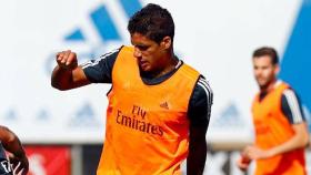 Benzema y Varane durante el entrenamiento