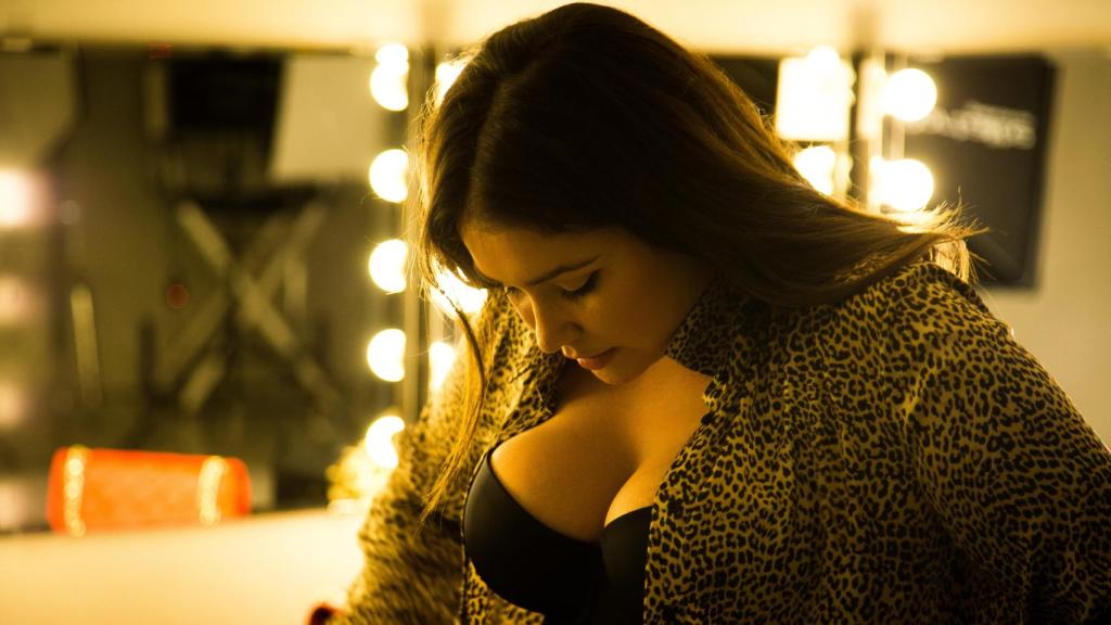 Lidia trata de borrar los tatuajes que la separan de una prometedora carrera como modelo curvy internacional.