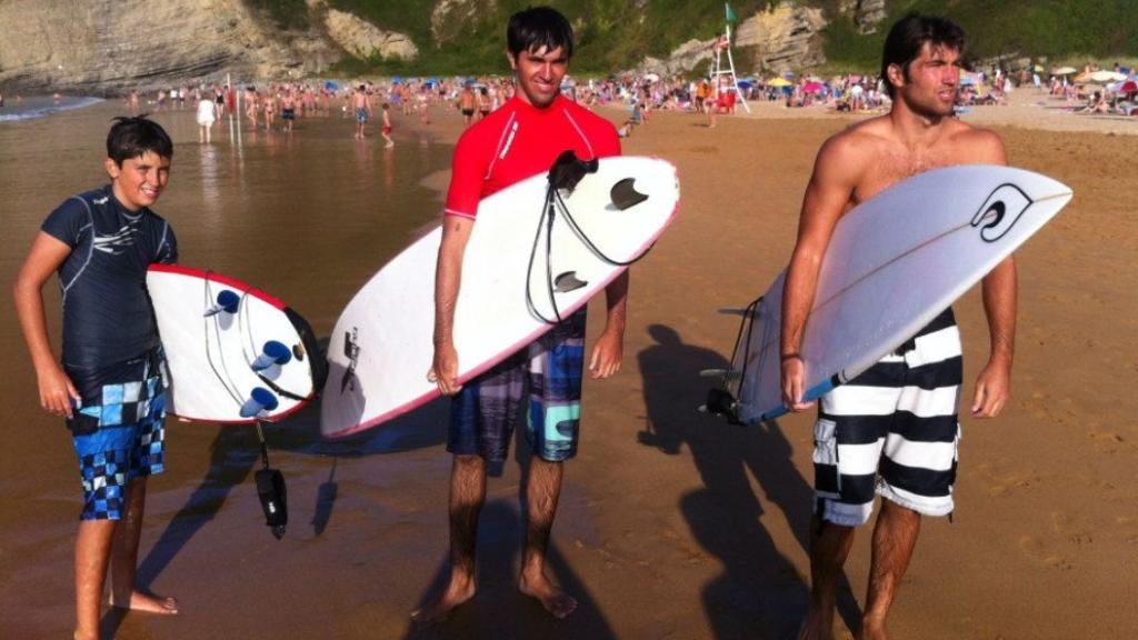 De izquierda a derecha: Simón, Tomás y Lucas haciendo surf