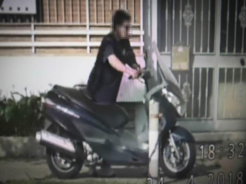 El hombre de la imagen decía que sufría fuertes dolores en ambas muñecas. Un detective le siguió durante varios días y comprobó que no era cierto ya que podía conducir motocicletas.