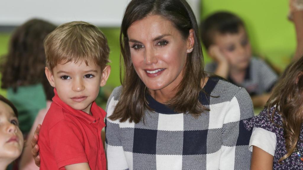 Letizia en Oviedo con pendientes de oro blanco y diamantes.