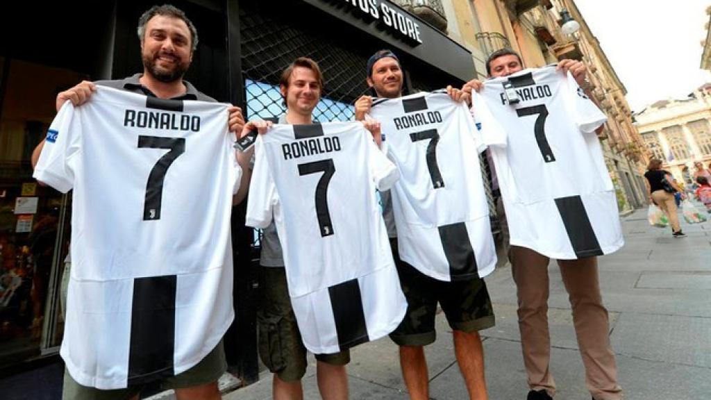 Aficionados de la Juventus posan con la camiseta de Cristiano.