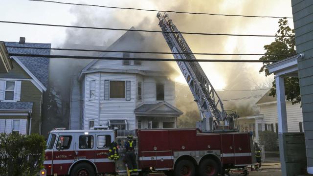 Bomberos combaten un incendio en Lawrence, Massachusetts.