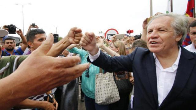 Luis Almagro, secretario general de OEA, saluda a inmigrantes venezolanos en Cúcuta (Colombia).