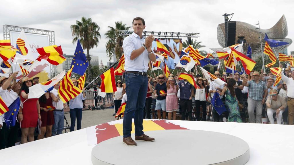 Teresa Freixes, Albert Rivera e Inés Arrimadas, durante el acto de España Ciudadana.