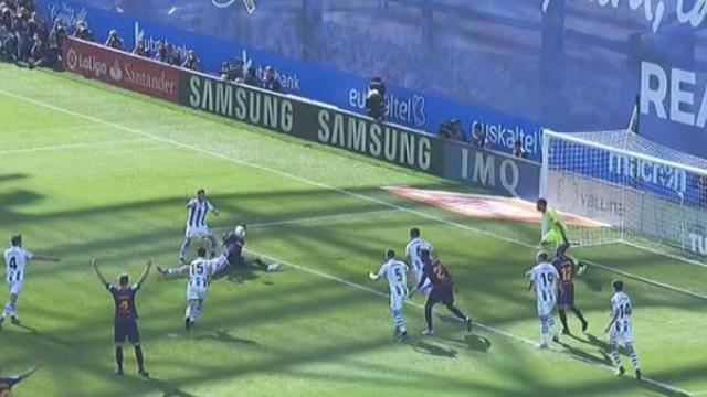 Piqué reclamó penalti en el Real Sociedad - FC Barcelona. Foto: Twitter (@elchiringuitotv)