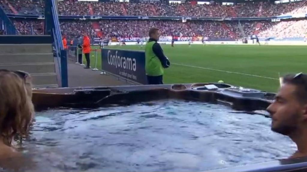 Una pareja presencia el Caen - Lyon desde un jacuzzi. Twitter: @SMCaen