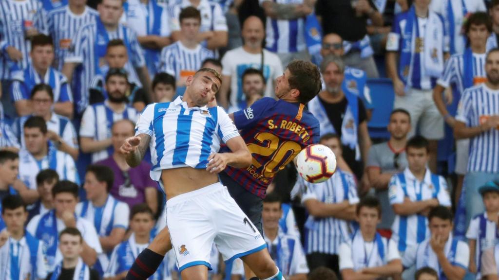 Theo Hernández pelea por un balón con Sergi Roberto