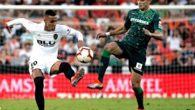 Rodrigo, jugador del Valencia, ante el Betis