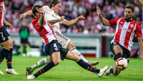 Luka Modric, presionado por tres jugadores del Athletic