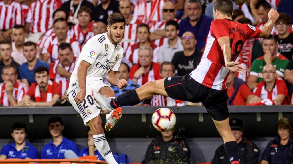 Marco Asensio centra un balón al área del Athletic