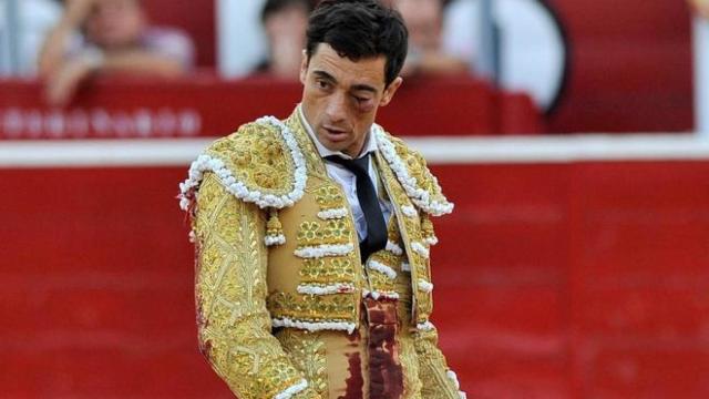 El torero, tras acabar su faena camino de la enfermería.