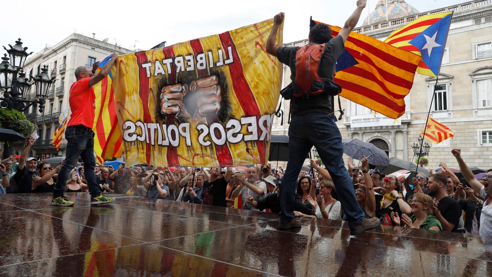 Miembros de las CDR aprovecharon el montaje para gritar sus consignas.