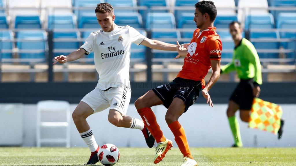 Sergio López pugna por un balón