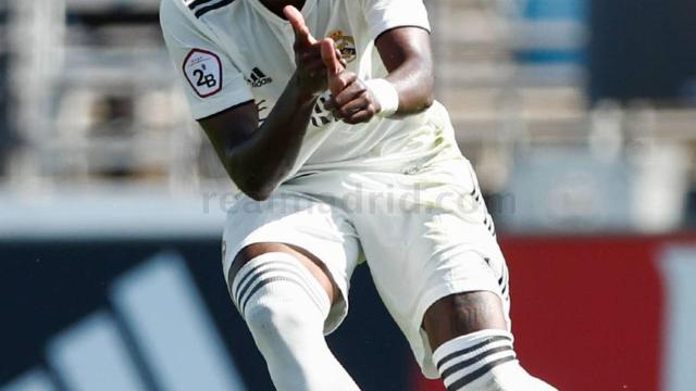 Vinicius celebra su gol de falta