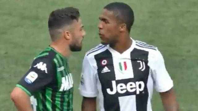 Douglas Costa agrede y escupe a un rival. Twitter: @gol